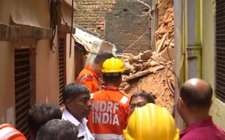 Old building in Kolkata collapses; one woman killed, 19 still trapped inside