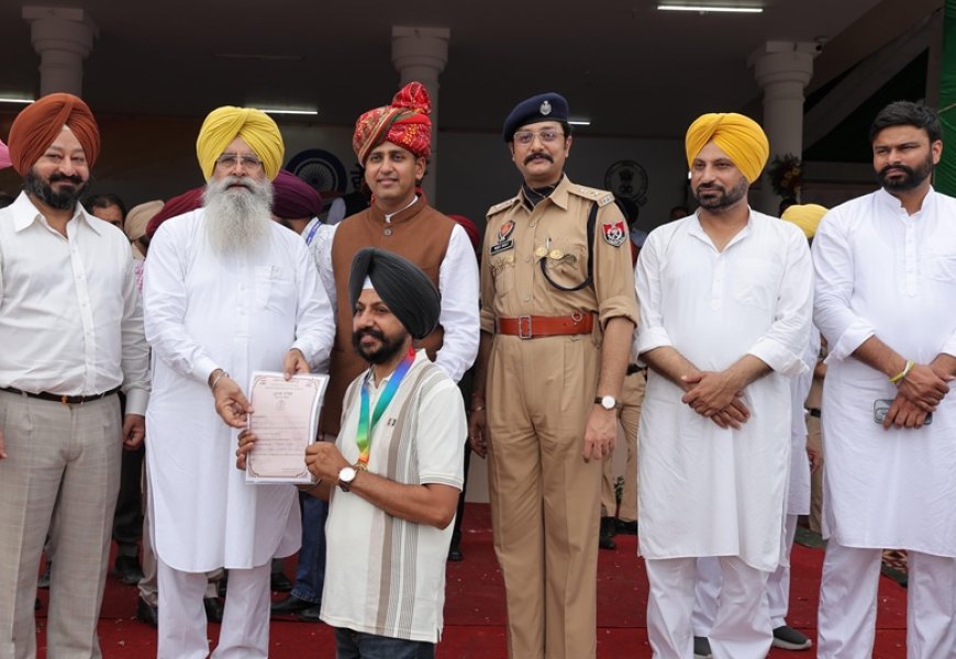 Tarsem Singh Honoured on Independence Day for Preserving Wood Carving and Sculpture Art