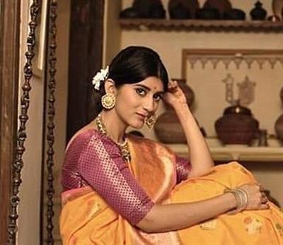 “I urge everyone to buy diyas and rangoli from street vendors,” Actress Deeksha Joshi
