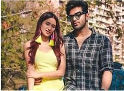 Mahira Sharma, Paras Chhabra back together in new music video