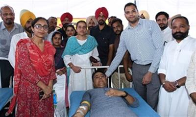 Aman Arora pays glowing tributes to Shaheed Sant Harchand Singh Longowal by donationg blood on his 37th death anniversary