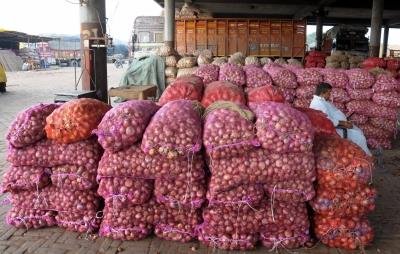 Govt raises onion buffer from 3 LMT to 5 LMT, to be sold at Rs 25 per kg from tomorrow