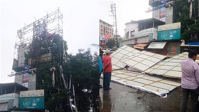 Hoarding crashes in Maha's Kalyan, several vehicles crushed, no casualties