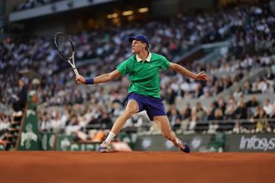 Sinner sprints into Roland Garros quarterfinals with win over Rublev